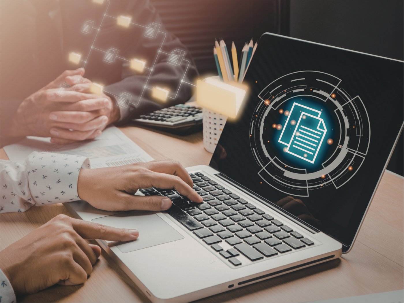 Certyfikowany audytor bezpieczeństwa informacji analizuje systemy IT w firmie