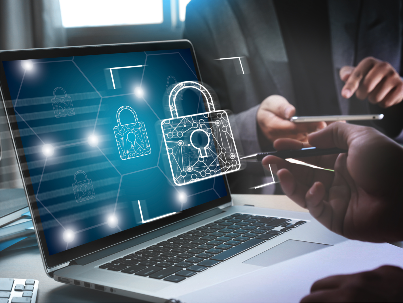 Wdrażamy ISO/IEC 27001:2022 od analizy ryzyka do dnia audytu certyfikującego. Bez kopiowanych polityk z internetu. Bez dokumentacji, która brzmi jak przetłumaczona norma. Od 2010 roku przeprowadziliśmy ponad 300 projektów wdrożeniowych i audytów — w firmach IT, produkcyjnych, medycznych i w administracji publicznej. Prowadzimy też wdrożenia IEC 62443 dla firm z systemami automatyki przemysłowej (OT).